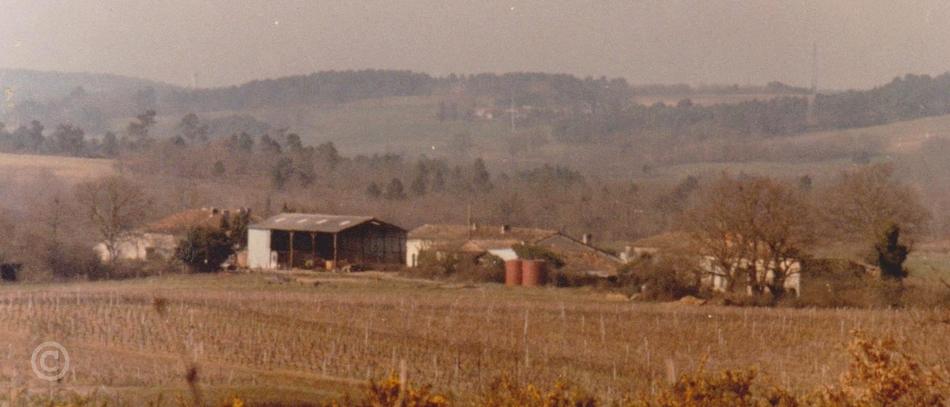 Chez raboin en hiver,la maison d'enfance derrière le hangar , années 70. 